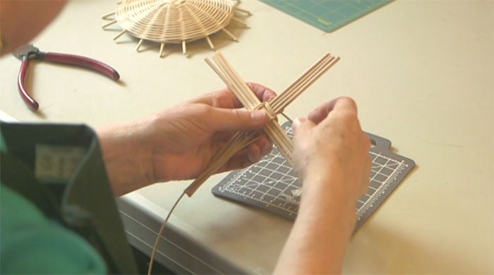 Spiral Weave Wicker Basket:  Flo Hoppe (DVD)