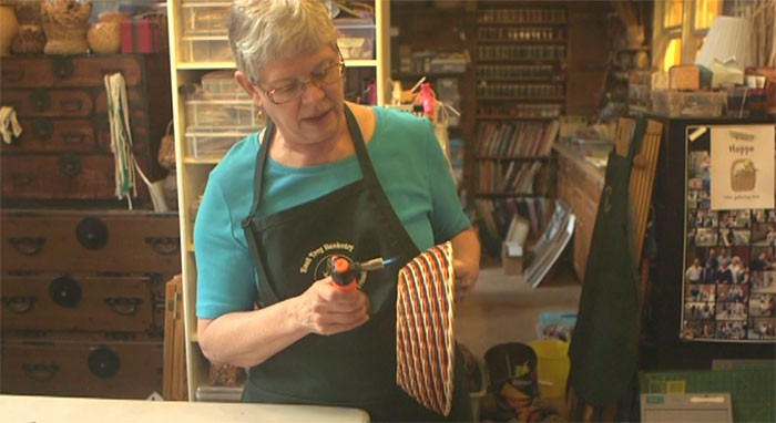 Spiral Weave Wicker Basket:  Flo Hoppe (DVD)