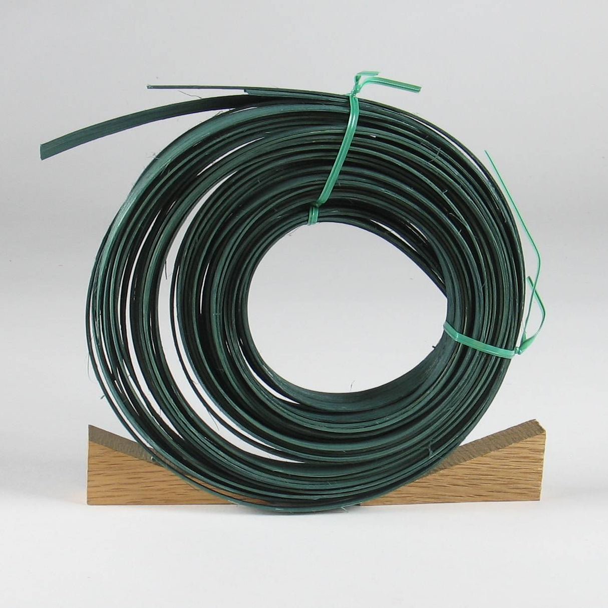 Hunter Green - 3/8" Flat (0.25 lb. bundle)